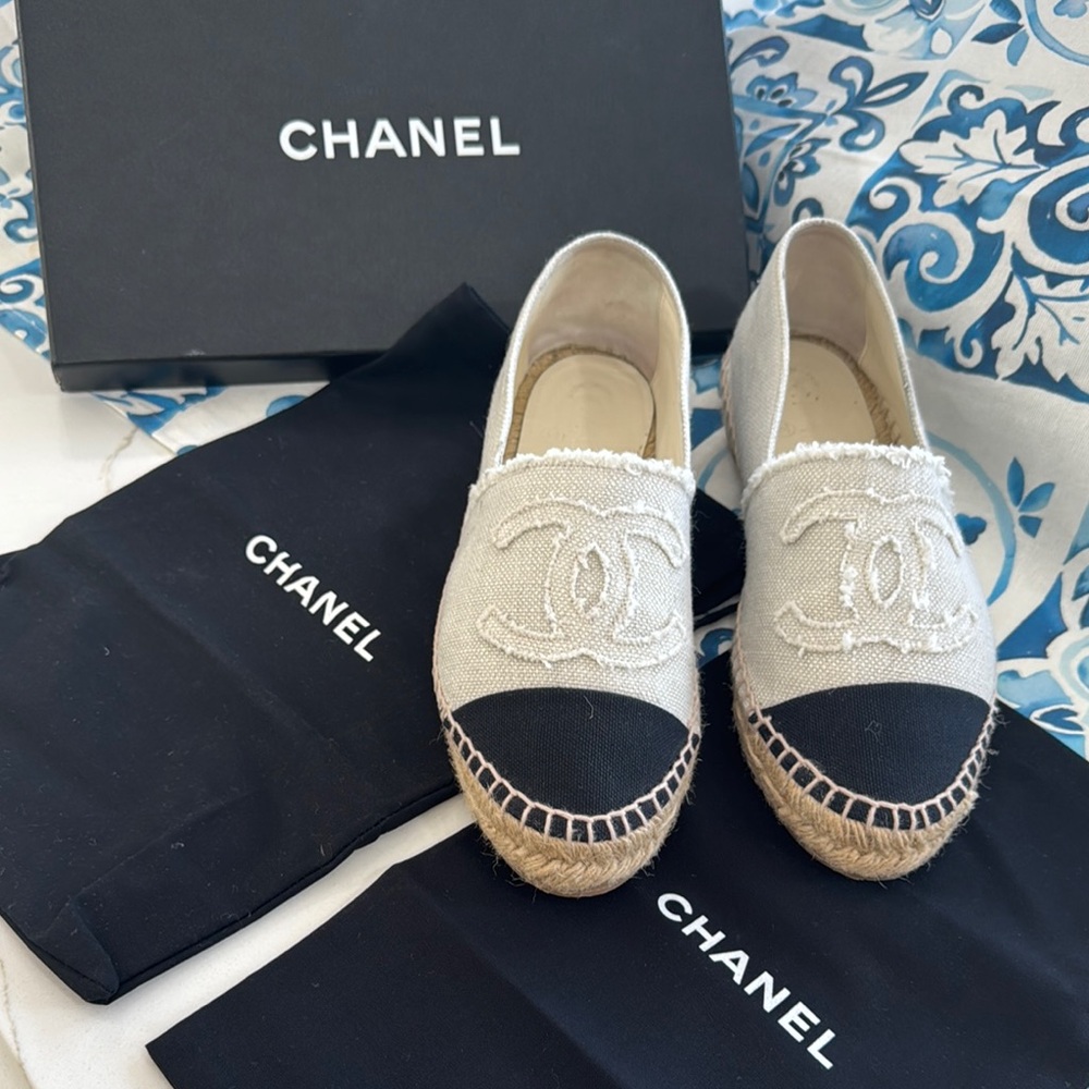 *Pre-owned* Chanel Fraying CC Textile, Black and Cream Espadrilles